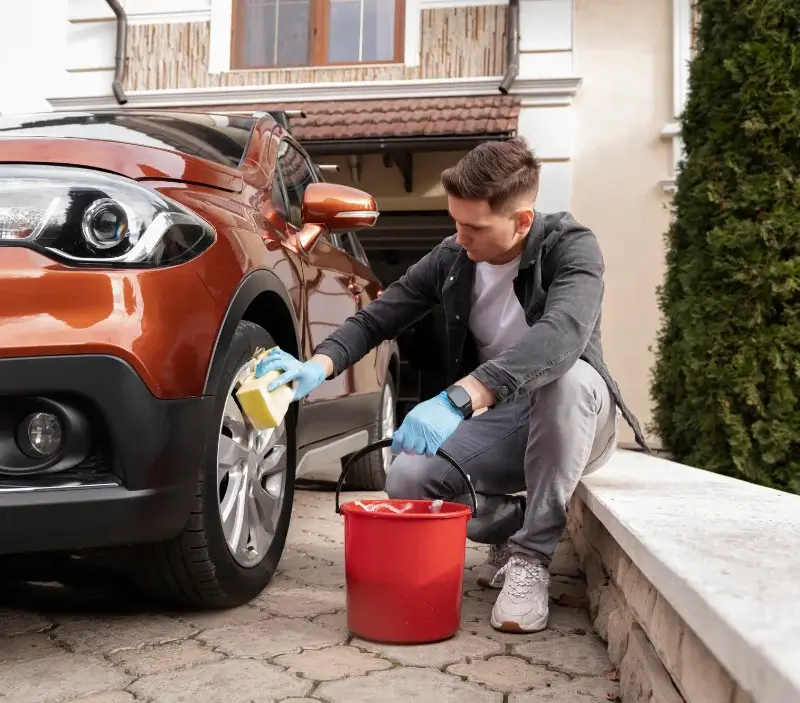 Lavage auto à domicile Cergy : professionnel intervenant sur un véhicule